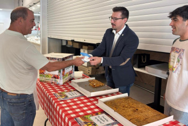La concejalia de Comercio reparte 600 porciones de coca de tomate en el marco de la campana `Productos de Castellon los mejores'
