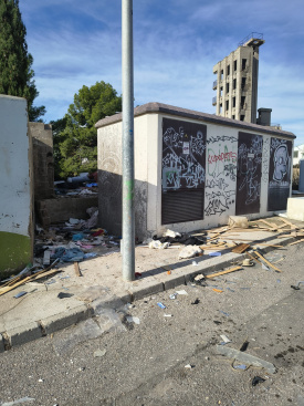 La pésima gestión del PP en el reciclaje de herramientas para mitigar el 'Basurazo de Carrasco' convierte el entorno del ecoparque de Castelló en un macro vertedero