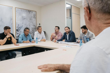 Comienzan los trabajos para la instalación del mercado provisional en la plaza Santa Clara