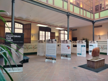 La UJI promueve la reflexión sobre la migración contemporánea a través de la exposición «Las fronteras que unen: pasos migrantes entre África y Europa»