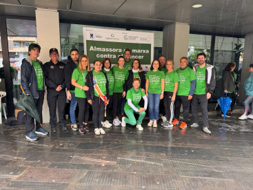 Almassora se tiñe de verde en la IV Carrera solidaria contra el cáncer, a pesar de la lluvia