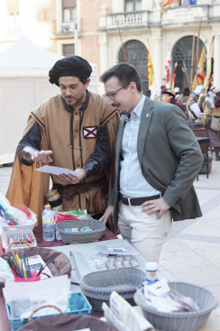 Centenares de familias disfrutaron en Castellon de la recreacion historica de los Tercios para dinamizar el comercio local