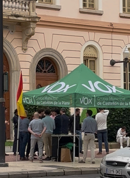 El PSPV qualifica de 'indecent' que Vox aprofite el dol oficial per la dana de Valncia per fer campanya amb menors al costat d'un institut de Castell