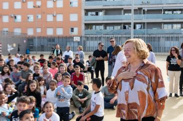 Dones de Ciència homenajea a la química Rosa Menéndez con un colorido mural en un colegio de Castellón