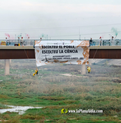 Activistas se cuelgan del Puente de la Solidaridad para reclamar soluciones contra la crisis ecosocial