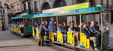 Mas de 60 personas participan en la primera ruta del tren turistico para publico senior que impulsara el comercio local