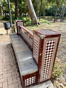 El PSPV denuncia el abandono del parque Ribalta de Castell por parte de Begoa Carrasco con suciedad y azulejos rotos en los bancos cermicos