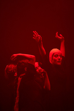 El Reclam converteix el Paranimf en un espai de dansa contempornia i experimentaci amb teatre immersiu