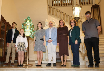 La gaiata ganadora del XI Concurs de gaiates de ma luce ya en el hall del Ayuntamiento de Castellon