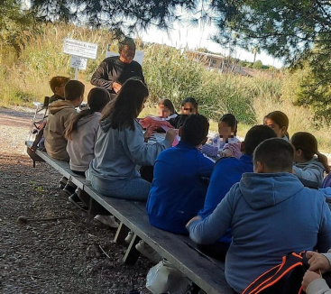 Almassora apuesta por la divulgacion ambiental enseando a 300 alumnos el mundo de las aves a traves del anillamiento