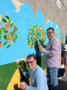 Los vecinos del Grupo San Agustin y San Marcos embellecen su barrio con un mural