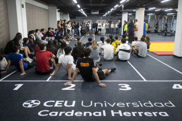 Los embajadores de la Media Maratn de Castell imparten una sesin formativa en el CEU