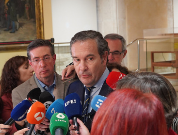 Pastor: 'Mientras un presidente da la cara, el otro no quiere ni aparecer'