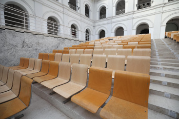 Burriana renueva las butacas del CMC La Merc tras reparar las goteras de la cubierta