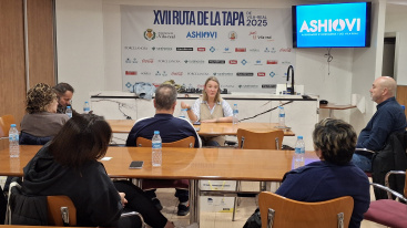 Benlloch atiende a vecinos concentrados por tasa de residuos y anuncia mejoras