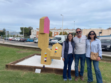 La plaza Josefina Lopez del Grao suma una escultura que homenajea a los vecinos y vecinas