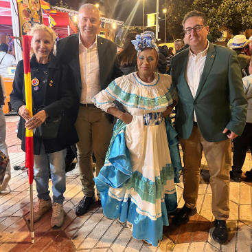 Las calles de Castellon vibran con la msica y el colorido del desfile folclrico del Da de la Hispanidad