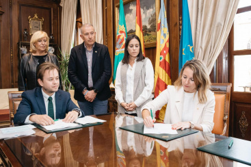 Carrasco firma ante notario la adquisicion de la primera de la cinco viviendas sociales que el Ayuntamiento sumara antes de 2026