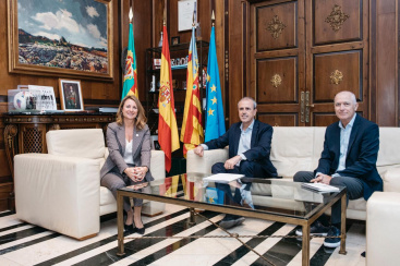 Begoa Carrasco recibe al presidente del Comite Economic i Social, Fernando Moner