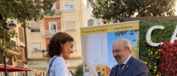  La concejala de Salud Pblica reparte 10.000 bolsas para recogida de heces en una nueva campaa de tenencia responsable de mascotas