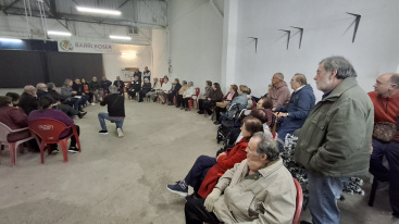Fajardo se rene con el vecindario en la sede del barrio del Roser para explicar la tasa de residuos y resolver las dudas ciudadanas