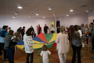 Ms de 100 familias participan en una nueva edicin de Juguem en familia, actividad organizada por el ADI