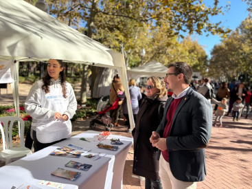 Desenes de famlies participen en la Jornada dels Drets de la Infncia al parc Ribalta
