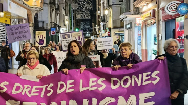 Comproms se moviliza en el 25N en Castell y reivindica la lectura de los nombres de las mujeres asesinadas