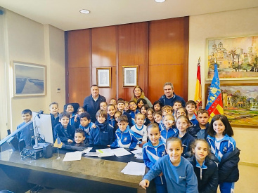 'Con mis vecinos + jvenes': Alumnos del colegio Consolacin y del IES Columbretes