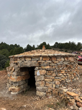 Nios y nias de Vistabella suman una nueva casita de piedra en seco en el pueblo