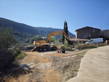 Finalizan las obras de saneamiento en el Mas de Centelles y la mejora de las instalaciones deportivas en La Torre d'En Besora gracias al Pla Impulsa