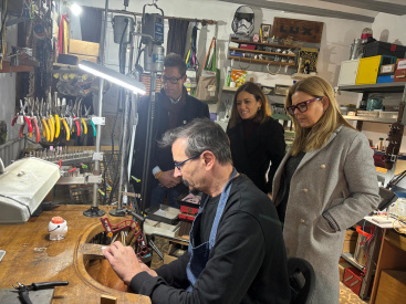 La alcaldesa de Almassora destaca el talento de los artesanos en la visita al taller Via Rex