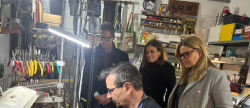 la-alcaldesa-de-almassora-destaca-el-talento-de-los-artesanos-en-la-visita-al-taller-via-rex