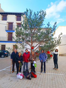 rbol de Navidad en Ares luce decoraciones hechas a mano por las personas usuarias del SPAP
