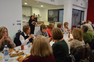 Casi cien mujeres asisten al tradicional berenar de Navidad organizado por la Asociacin de Amas de Casa