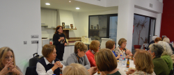 Casi cien mujeres asisten al tradicional berenar de Navidad organizado por la Asociación de Amas de Casa