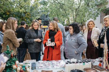 Begoa Carrasco felicita a los alumnos del CEE Penyeta Roja por su mercadillo navideo en Castelln