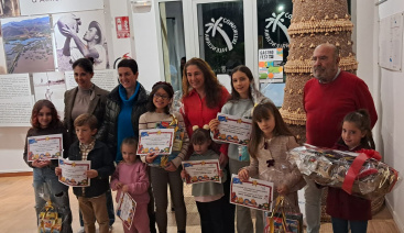 Almenara inaugura la XIII edici� del Concurs Escolar de Targetes de Nadal i presenta l'exposici� 'Hollywood en les meues mans' junt al llibre Educant entre Pares
