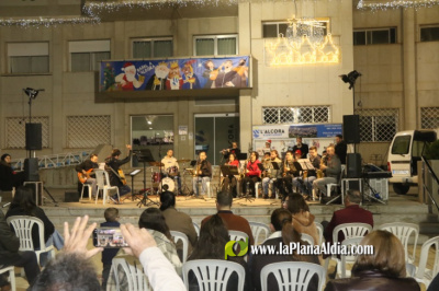 El mercado del comercio local con Papa Noel abre la programaci�n navide�a de l'Alcora