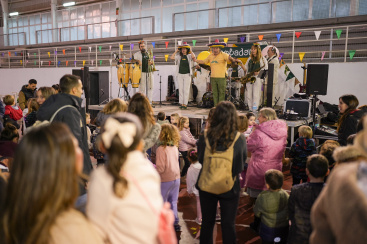 La VI Fira de les Arts triunfa en Vilafam�s con artesan�a, m�sica y difusi�n del sector agr�cola