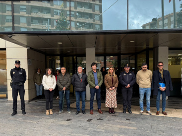 Almassora guarda un minut de silenci davant de l'Ajuntament per l'assassinat masclista ocorregut a Catarroja