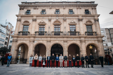 Castell�n guarda un minuto de silencio por el asesinato machista en Catarroja; la alcaldesa Bego�a Carrasco encabeza el acto