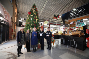 La Polic�a Local de Burriana entrega felicitaciones navide�as al comercio local