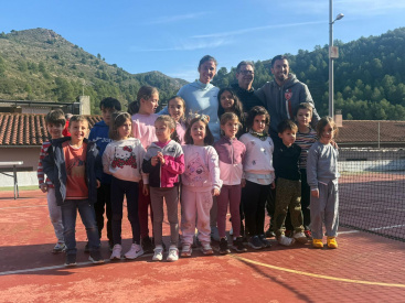 Sara Sorribes, bronce en Par�s, protagoniza la fiesta navide�a de la extraescolar de tenis en Alfondeguilla