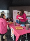 Exitosa xocolatada solidria en la plaa Major