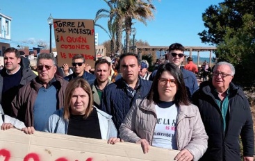 Manifestación en la Ribera de Cabanes para defender los derechos de los propietarios de viviendas en Torre la Sal