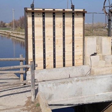 El Consorcio Defensa de la Marjalera sustituye una de las compuertas de la Gola de la Llosa