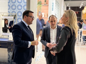 El PP de Vila-real muestra su apoyo al sector cerámico en visita a Cevisama