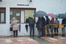 Expectacin en Castelln a pesar de la lluvia en la apertura de taquillas para la Magdalena