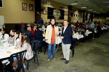Los mayores de Burriana disfrutan de una tarde festiva con buñuelos y baile en el Llar Fallero